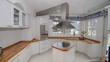 Villa | Eigene Küche | Kühlschrank, Mikrowelle, Ofen, Herdplatte