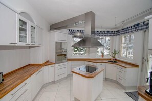 Villa | Private kitchen | Fridge, microwave, oven, stovetop - Villa Salza (Mitterberg-Sankt Martin)