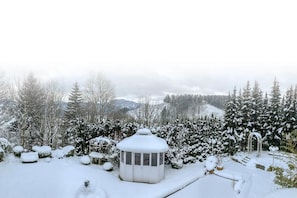 A snow-covered garden with a gazebo and snow-covered trees. - Villa Salza (Mitterberg-Sankt Martin)
