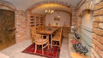 Villa | Essbereich im Zimmer
