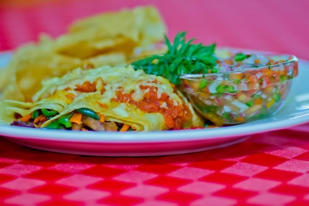 Un plato de comida con ensalada y papas fritas.