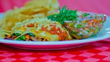 Un plato de comida con ensalada y papas fritas.