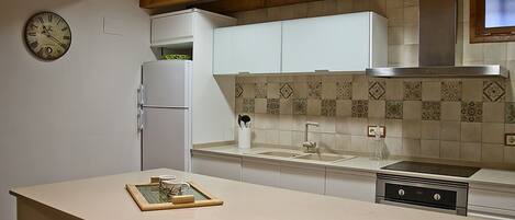 Kjøleskap, mikrobølgeovn, ovn og kokeplater