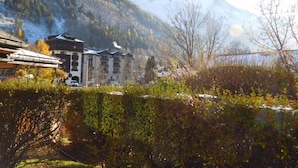 Un hotel dallo stile architettonico tradizionale, situato in zona montana con vista sulle cime innevate.