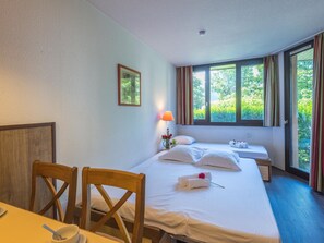 1 bedroom, WiFi - Chamonix Apartment with Ski Access and Parking (Chamonix-Mont-Blanc)