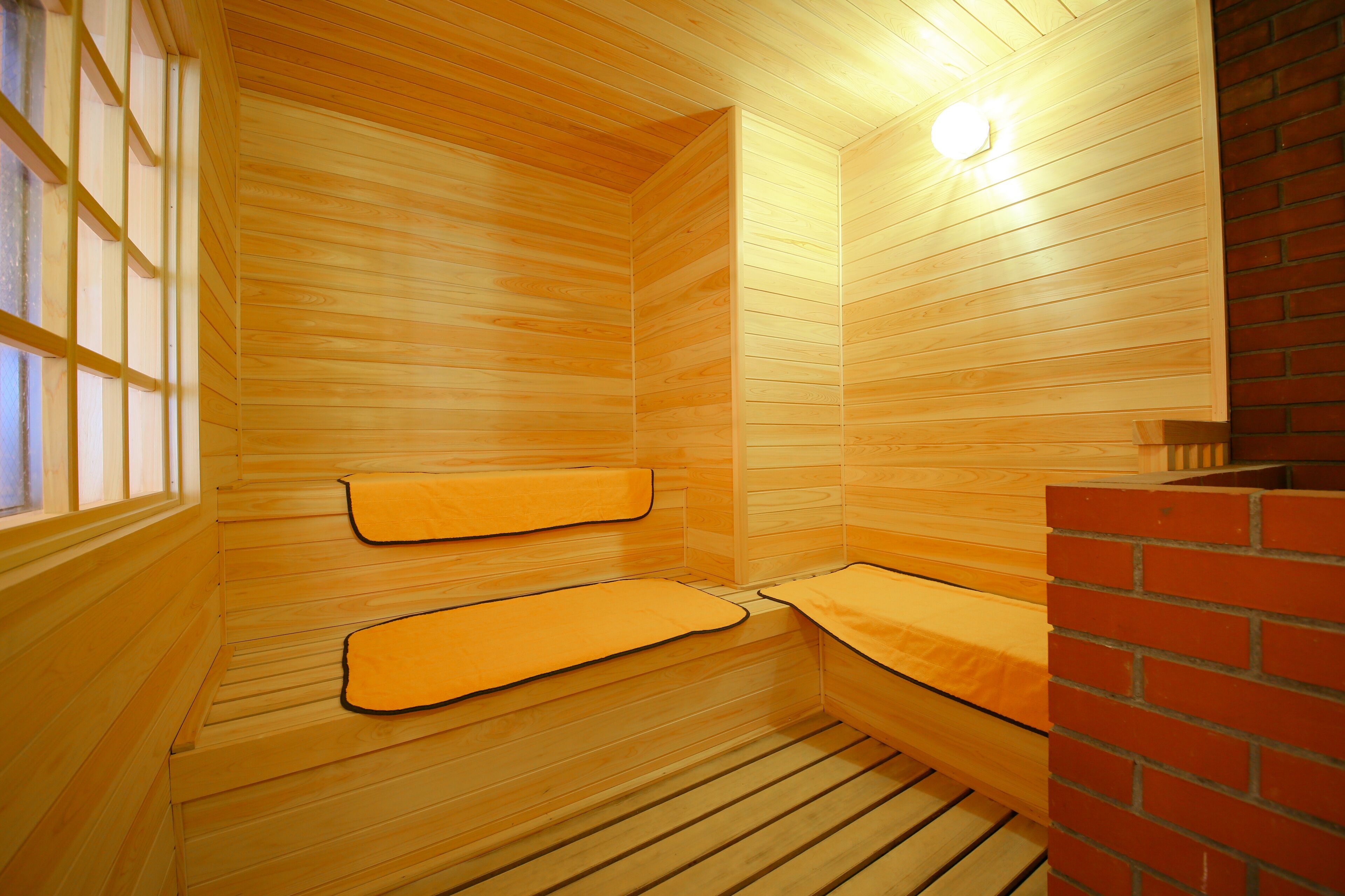Una sauna con pareti e panche in legno.