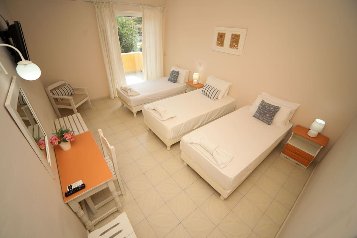 Triple Room | In-room safe, free WiFi, bed sheets