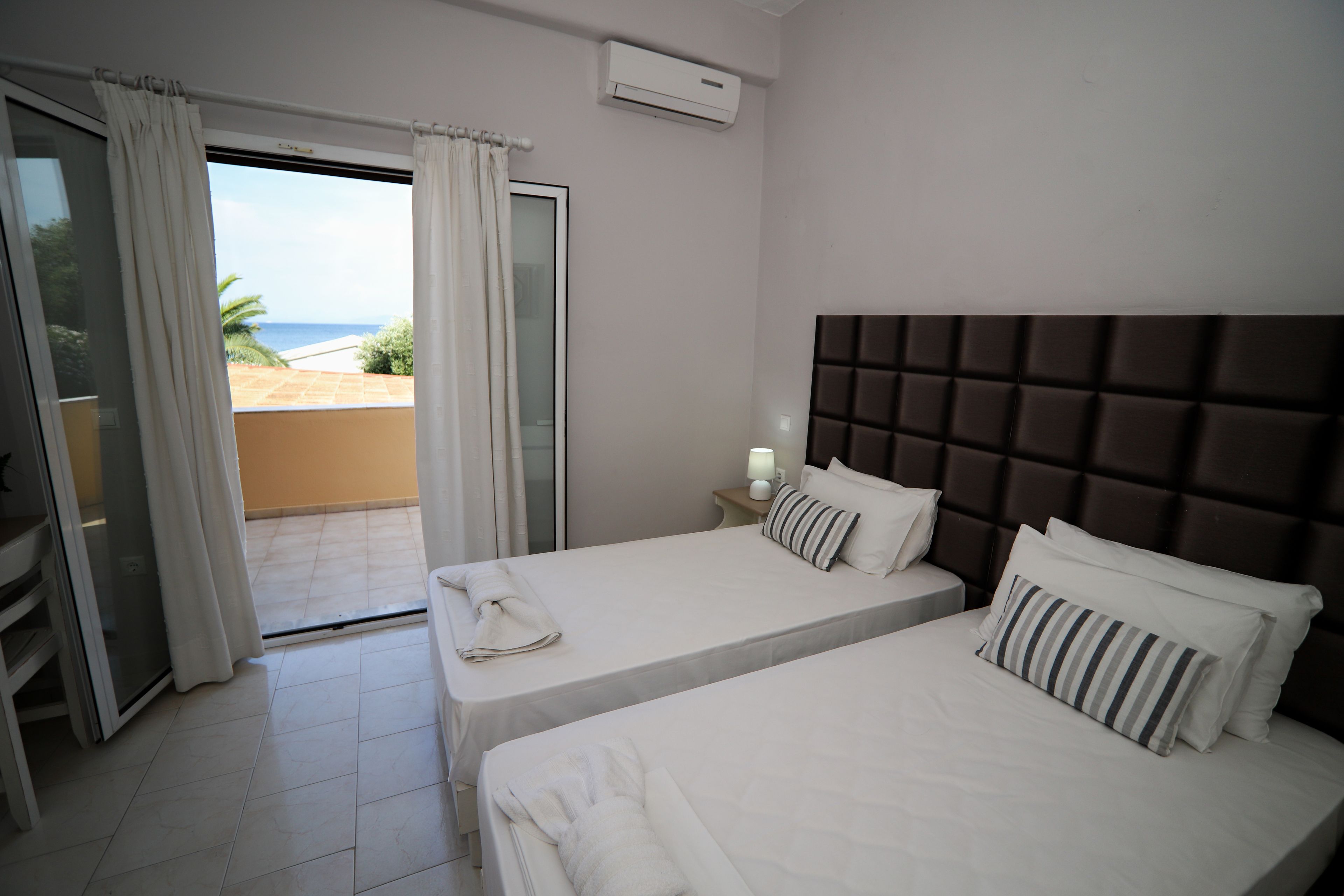 خزنة داخل الغرفة وواي فاي مجانًا وملاءات أسرّة