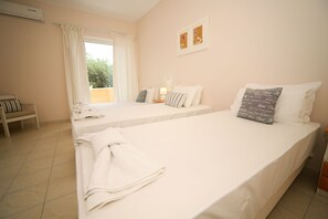 Habitación triple | Caja fuerte, wifi gratis, ropa de cama