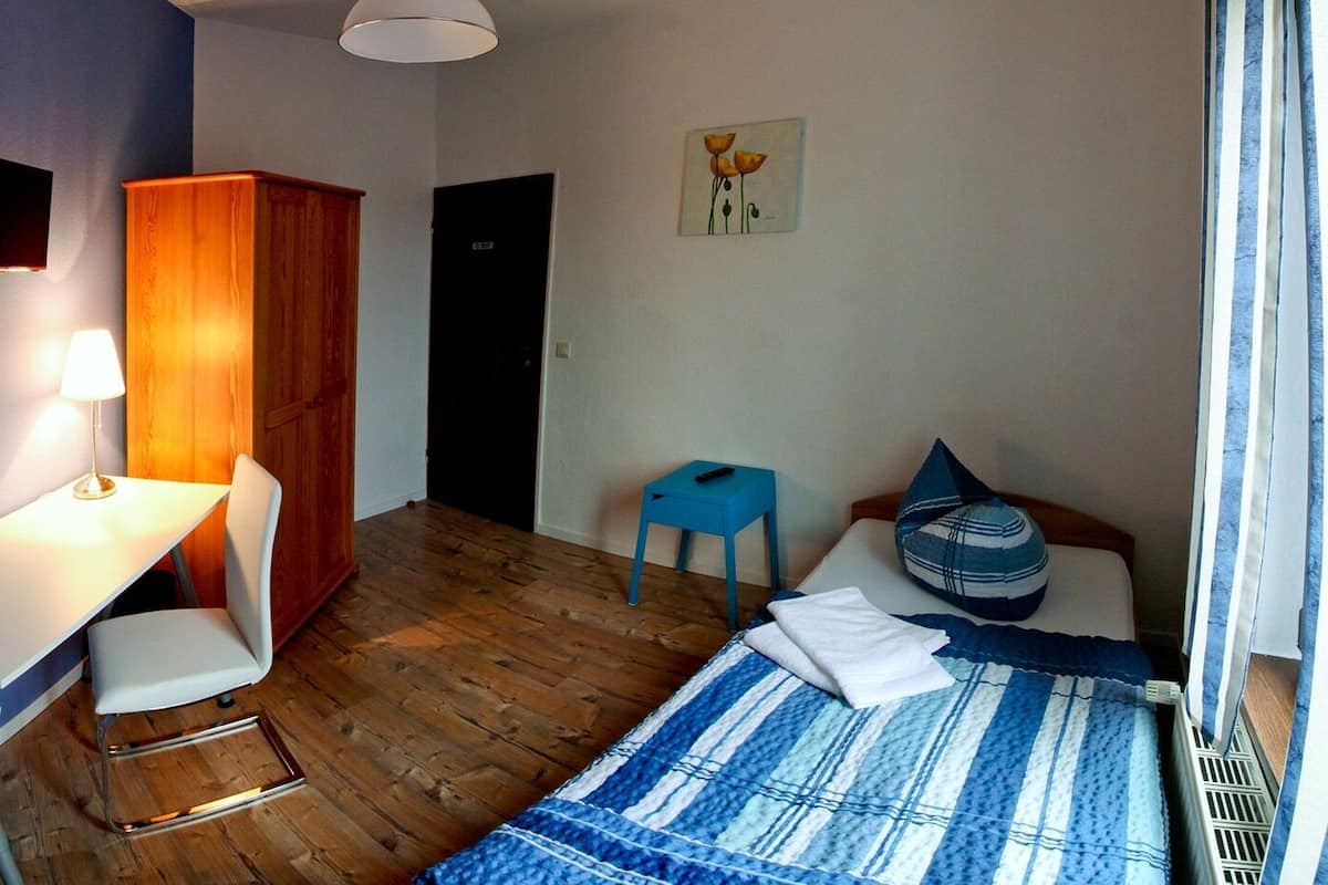 Single Room | WiFi (free), individually decorated