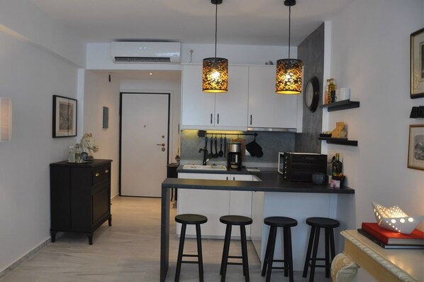 Superior-Apartment | Eigene Kochnische | Großer Kühlschrank, Mikrowelle, Herdplatte