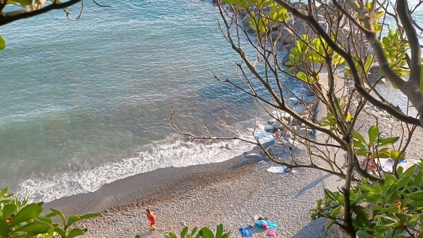 A beach with pebbles and a few people. - Studio apartment 10 minutes from the 5 Terre (Moneglia)