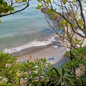 Una spiaggia con ciottoli e alcune persone.