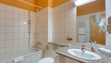 Basic-Doppelzimmer | Badezimmer | Handtücher
