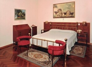 Free cots/infant beds, free WiFi, bed sheets