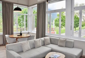 Luxury Apartment (incl. 125 CHF cleaning fee) | Living area | 55-inch flat-screen TV with digital channels, Smart TV, heated floors