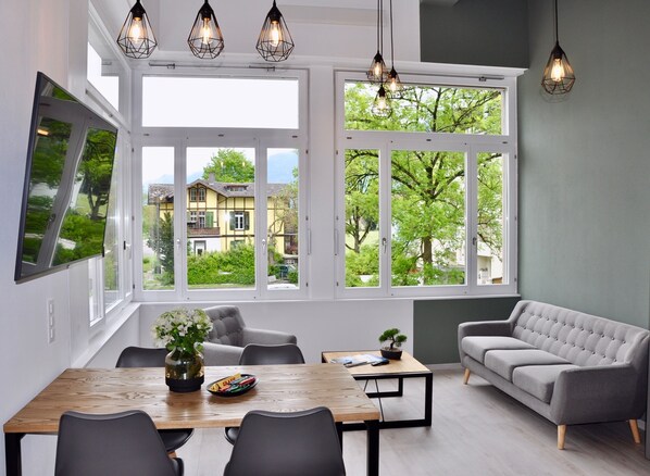 Gallery Loft (incl. 125 CHF cleaning fee) | Living area | 55-inch flat-screen TV with digital channels, Smart TV, heated floors - The Loft Interlaken (Interlaken)