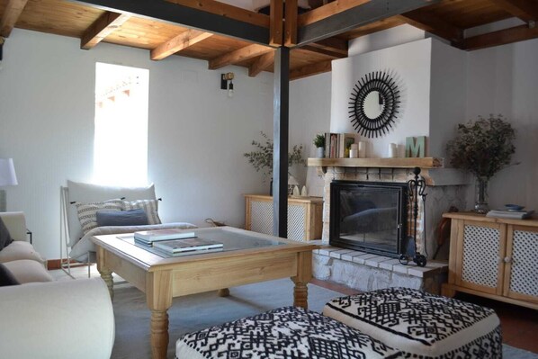 Fernseher, Kamin, Tischfußball