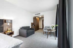 Habitación Premium doble, 1 cama de matrimonio con sofá cama | Minibar, escritorio, espacio para trabajar con un portátil