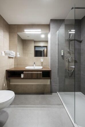 Shower, designer toiletries, hair dryer, towels - DB Hotel Wrocław (Wroclaw)