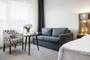 Minibar, escritorio y espacio para trabajar con laptop 