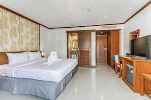 In-room safe, desk, blackout drapes, bed sheets - Rattana Beach Hotel (Karon)