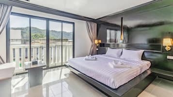 Caja de seguridad en la habitación, escritorio y cortinas blackout