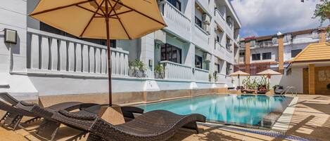 Piscina externa, guarda-sóis, espreguiçadeiras