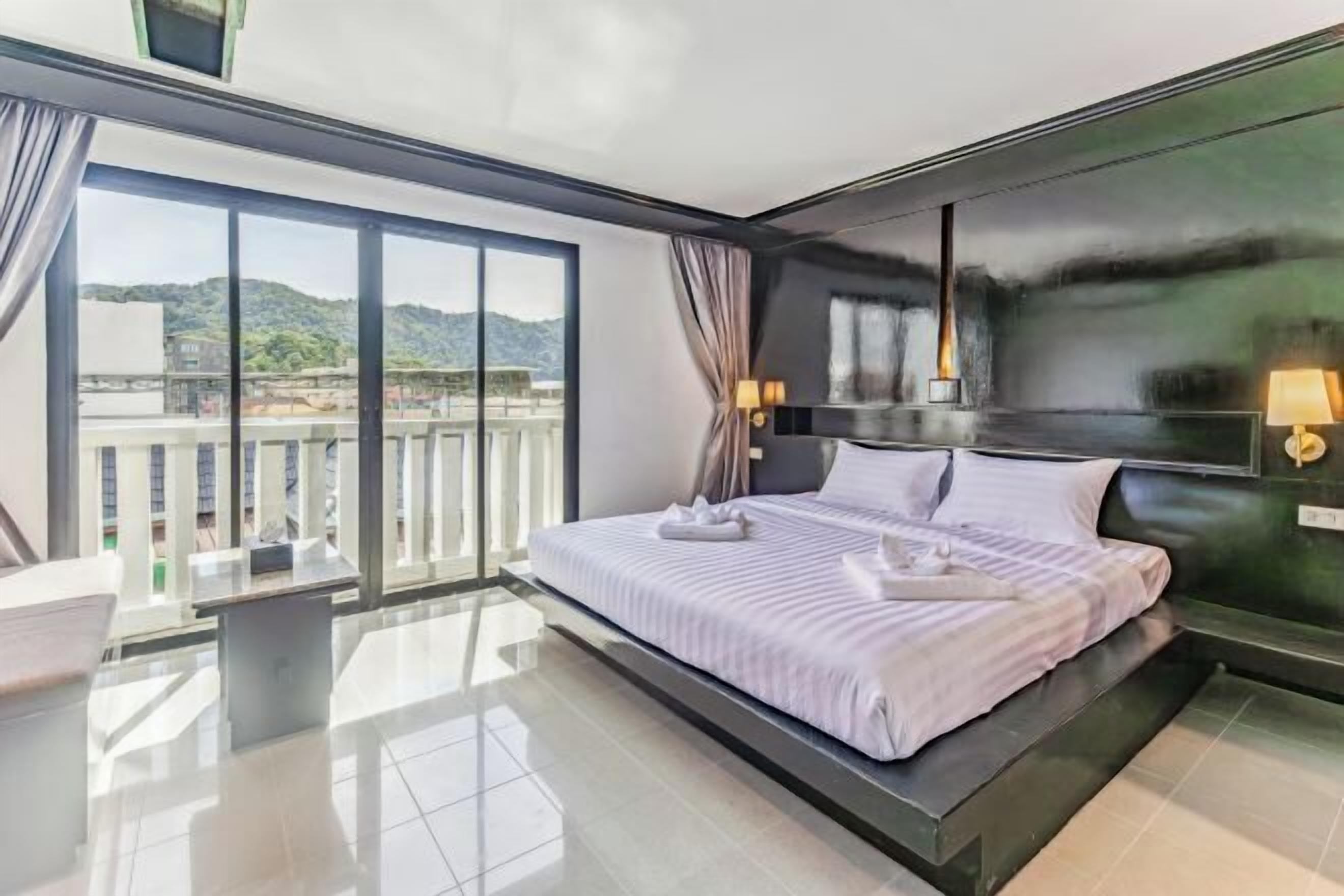 Cofres nos quartos, escrivaninha, cortinas blackout, roupa de cama