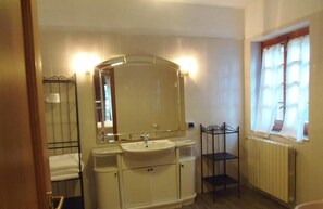 Basic Double or Twin Room | Bathroom | Shower, hair dryer, bidet, towels