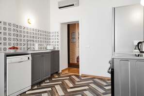 City Apartment, 5 Bedrooms | Private kitchen