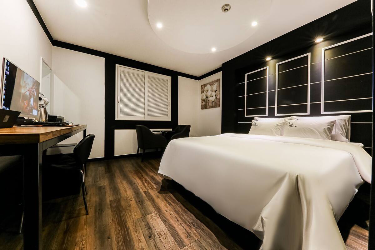 Basic Room (Couple PC Room) | Free WiFi, bed sheets