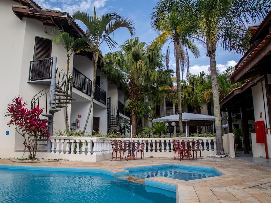 Una piscina al aire libre, sillones reclinables de piscina