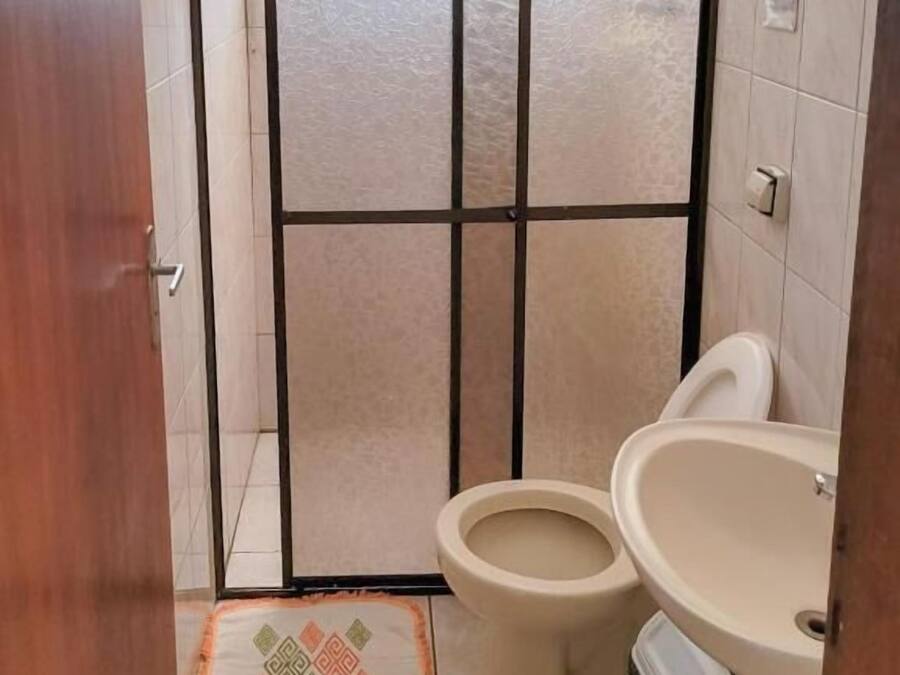 Um banheiro com vaso sanitário, bidê e pia.