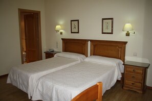 Double or Twin Room | Laptop workspace, soundproofing, free WiFi, bed sheets - Hotel Mar de Aragón (Caspe)