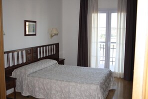 Laptop workspace, soundproofing, free WiFi, bed sheets