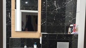 Apartamento, 1 quarto (Nr. 3) | Banheiro | Chuveiro, secador de cabelo, toalhas de banho 