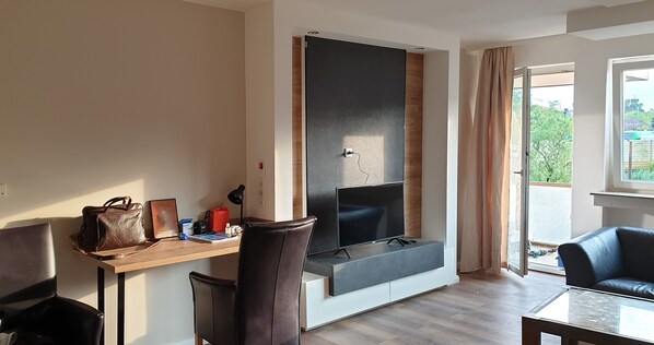 Apartment, 1 Bedroom (Nr. 3) | Living area | Flat-screen TV, MP3 dock - Golden Apartments (Essen)