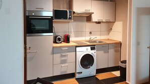 Apartamento, 1 quarto (Nr. 3) | Cozinha privada | Máquina de café expresso, cafeteira/chaleira, geladeira, micro-ondas