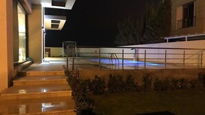 حمّام سباحة خارجي