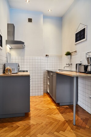 Classic Apartment, 4 Bedrooms | Private kitchenette