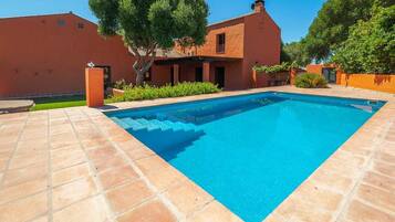 Una piscina al aire libre de temporada
