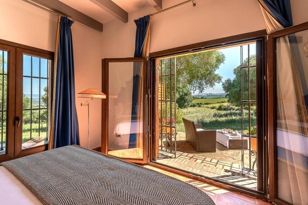 Iron/ironing board, WiFi (free), bed sheets