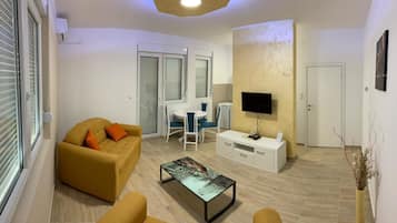 Deluxe Apartment | Living area | Flat-screen TV