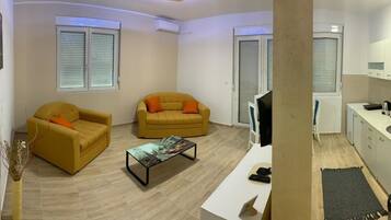 Deluxe Apartment | Private kitchenette | Fridge, stovetop, electric kettle, cookware/dishes/utensils