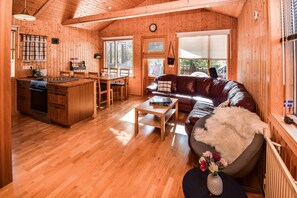 Familien-Ferienhaus, 2 Schlafzimmer | Wohnbereich | Flachbildfernseher