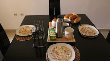 Kontinental frukost varje dag (USD 3 per person)