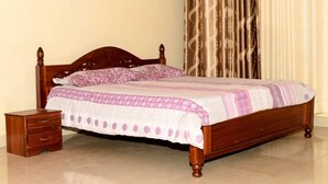 مساحة عمل للكمبيوتر المحمول وستائر تعتيم ومكواة/لوح كي وواي فاي مجانًا