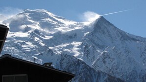 Une montagne enneigée sous un ciel dégagé.