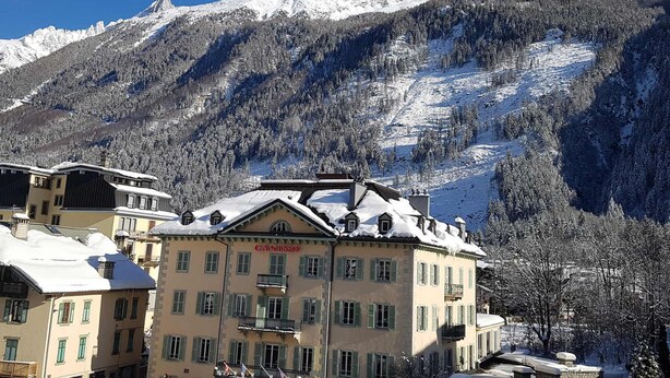 A building with a sign reading "CASINO" in front of a snow-covered mountain range. - Stunning downtown apartment - Pets allowed, WiFi (Chamonix-Mont-Blanc)